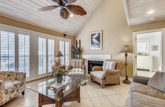 SPC 12 is a 3 BR Villas that sleeps 10 on the lake
