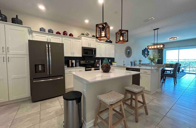Special Offer! Frozen Themed Condo on the top floor lake view close to Disney
