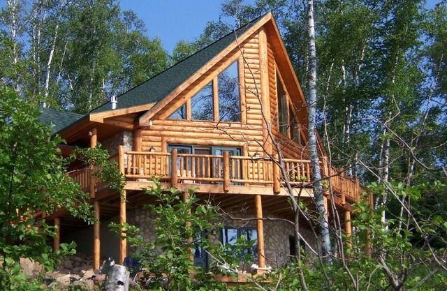 Spectacular 2600 Sq Ft Log Home on the Shores of Majestic Lake Superiorn