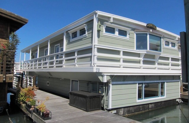 Spectacular 3Br/2Ba Houseboat For Rent