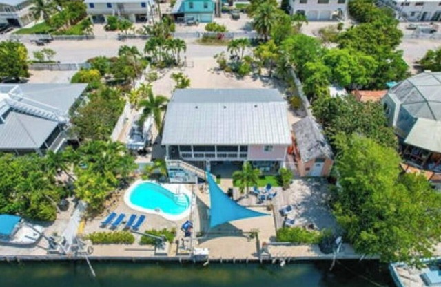 Spectacular 4 bedroom 2 bath pool home with great boating