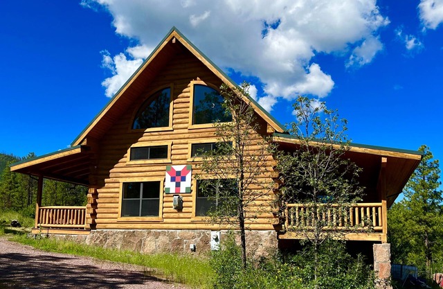 Spectacular 6 bedroom cabin surrounded by pines and meadow views in Alpine, Az