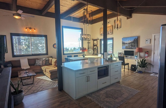 Spectacular Lake View Mountain Retreat, Hottub, Pool, Heavenly, Close to SkiLift