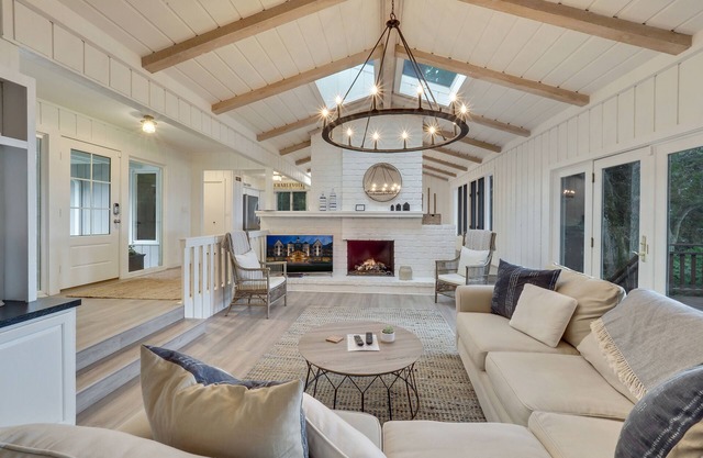 Spectacular Lakefront Getaway | Beach | Lake Michigan | Sleeps 10 | Firepit