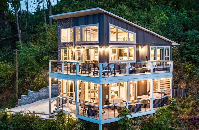 SPECTACULAR Modern Luxury Cabin! 2 Master Suites! Fire Pits! Huge Decks! VIEWS!