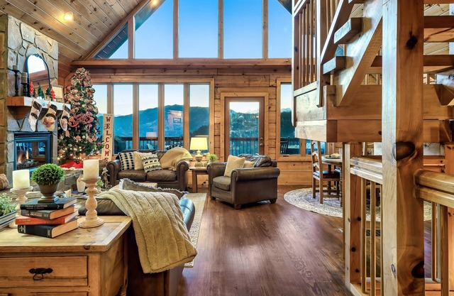 Spectacular Mountain Views, Gatlinburg Log Cabin over-looking the National Park