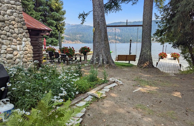 Spectacular Quiet Getaway! Rustic Lakefront Cabin w/Private Dock & Sandy Beach