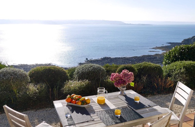 Spectacular sea view, quiet 4 * rental, south facing, waterfront