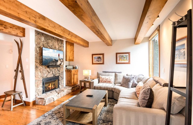 Spectacular Ski Slope Views & Ideal Location! Vail Platinum w/Pool and Hot Tub