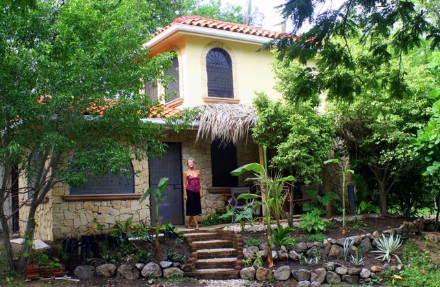 Spectacular Sunsets, Ridge Top Ocean View, Romantic Tropical Cottage