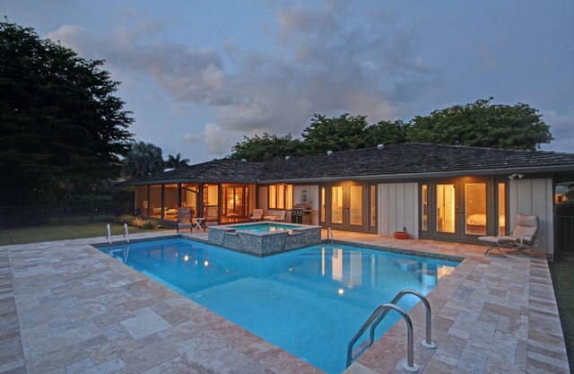 Spectacular Vacation Heated Pool/Spa Home 12 Minute Walk to Beach