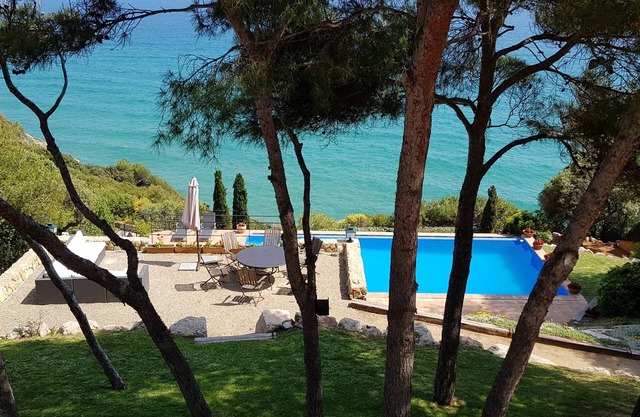 Spectacular villa in front of the Mediterranean sea