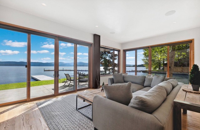 Spend Holidays at Flathead Lake! Stunning Lake house less than a mile from Downtown Bigfork!