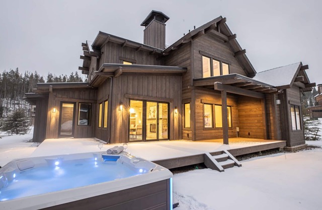 Spend Holidays in Big Sky! Modern Cabin in New Ski-in/Ski-out Development! Hot Tub and Fireplace!