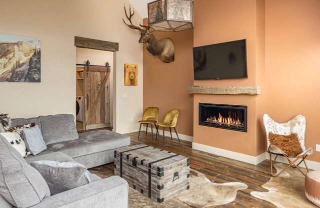 Spend the Holidays Here! Custom Chalet with Mountain Views, Near Town Center, with a Lovely Deck!
