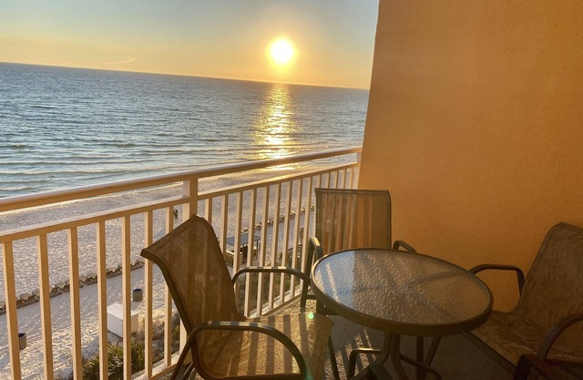 Splash~Oceanfront 305E Unit with free beach service & Wifi!