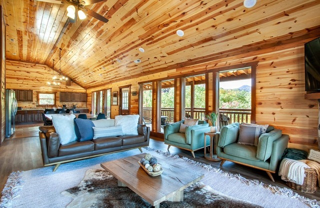Splash Of Gatlinburg 6 Bedroom Cabin by RedAwning