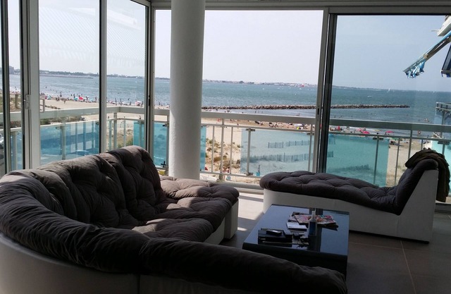 Splendid 115m2 apartment 1st line sea view