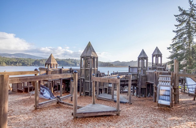 Splendid Log Cabin Home has King Suite, Smart TVs, Bonus Room with Ocean View!