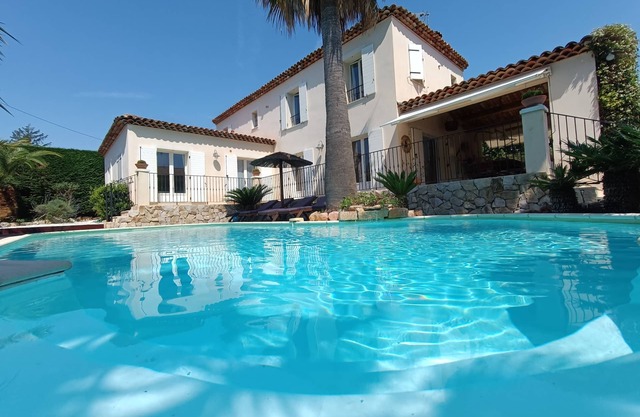 Splendid villa with swimming pool, rated 4*, spacious and very welcoming.