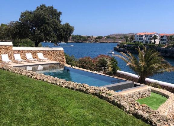 Splendide Villa les pieds dans l'eau dans la baie de Mahon