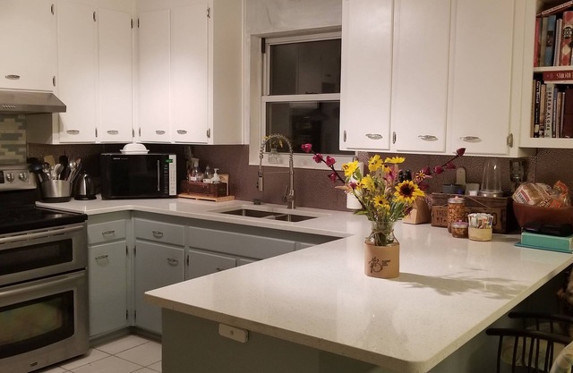 Split floor plan! 6 miles to beach bridge! Clean, cozy and COMFORTABLE.