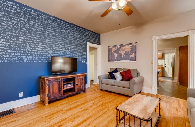 Sport Themed Stay — Downtown, Family Fun, Full Kitchen, Parks, Foosball, W/D
