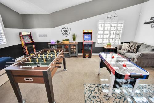 Sports Themed-Automated King Bed-Family Friendly-5 miles to Strip