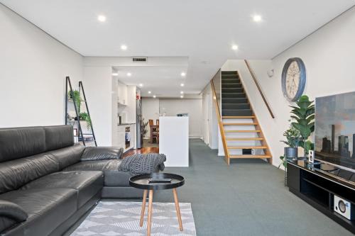 Spring Hill 2BR with Pool and Balcony Views