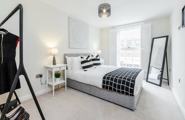 Spring in Bloom : Windsor 2BR City Centre | Parking and Wifi Inc