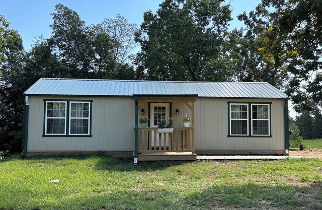 Spring Retreat with Private deck, pets welcome