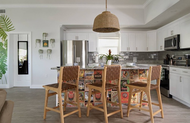 SPRING SALE! -20% Spacious Tropical Paradise~Sleeps10~Short drive to DWTN+Beach!