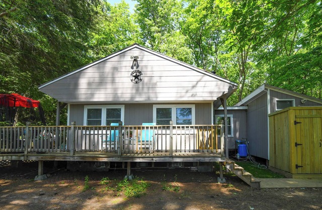* SPRING SPECIAL * Charming 3-Bedroom Cottage Overlooking Foster Pond