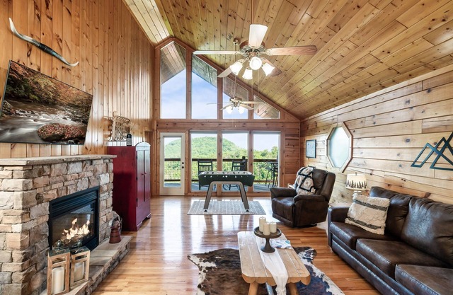 Spring Specials, Honeymoon Cabin with view, Hot Tub, close to Dollywood