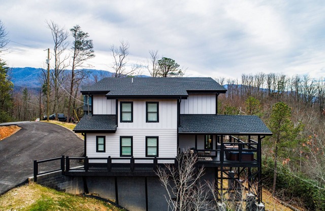Spring Sunset Mountain Views! Peaceful Cabin! Hot tub!