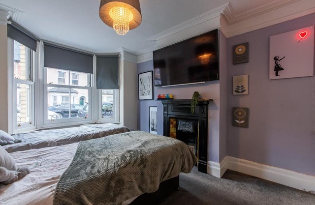 Springfield Place - 3 Bed Cent Reading - Long term savings - Free Parking