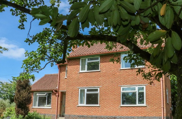 SPRINGWELL COTTAGE, pet friendly, with a garden in Lutterworth