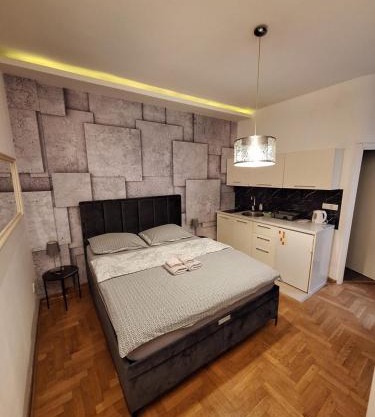 SQUARE M.