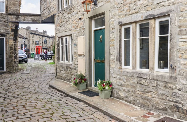 SQUINT COTTAGE, character holiday cottage in Grassington
