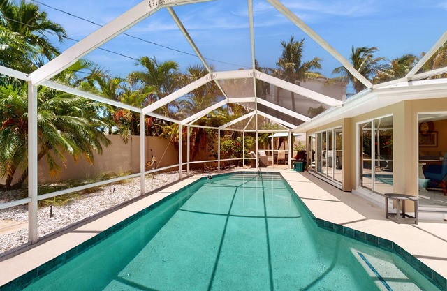 St. Armands oasis with saltwater pool - walk to beach & shops