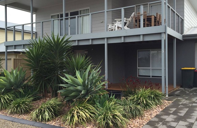 St Ives at Pt Hughes - A contemporary take on the "Beach House" for up to x10.