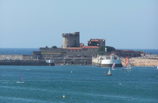 ST JEAN DE LUZ CIBOURE - T3 - Beaches and center on FOOT - PRIVATE PARKING - WIFI