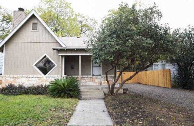 St. Mary's strip cottage walking distance to Pearl