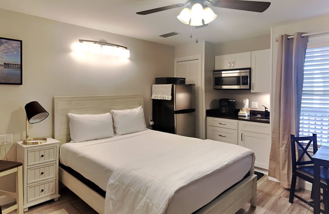 St Thomas Square #1204C | 5-Minute Walk to Beach + Amenities