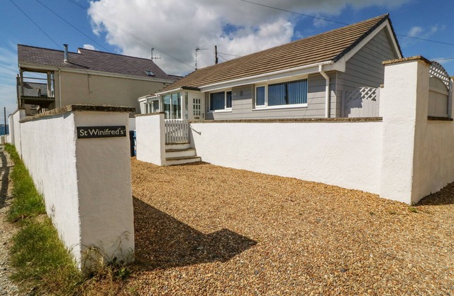 ST WINIFREDS, pet friendly, with a garden in Rhosneigr