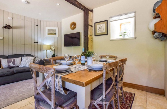 Stable Cottage - sleeps 6 guests in 3 bedrooms