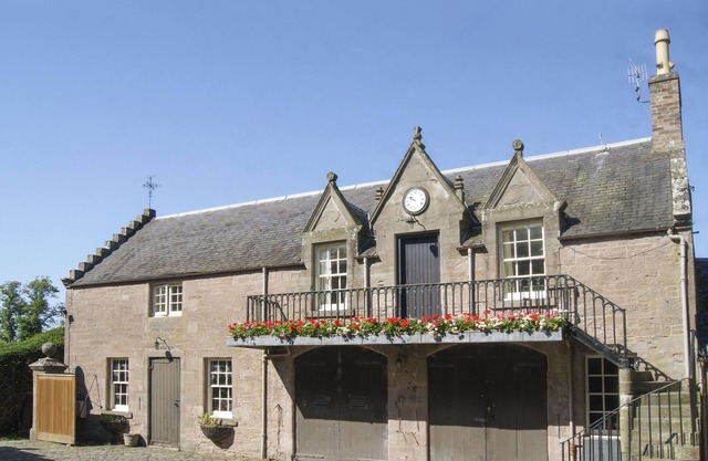 STABLE FLAT, pet friendly, with a garden in Scone