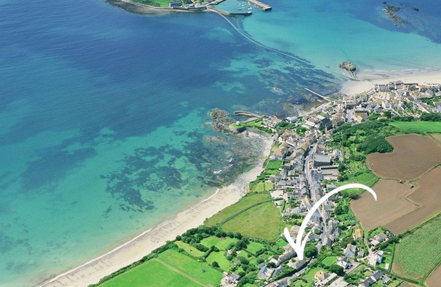 Stableyard Cottage - sea views & parking/garage
