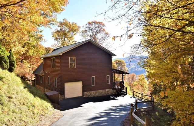 Stallion Ridge Retreat - Incredible Mountain View, Hot Tub, Romantic, Paved Road