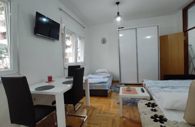 Stan Apartmana tus kabina kuhinja nova pomocni lezaj za trecu osobi.